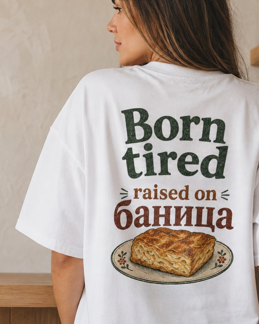 Момиче с бяла овърсайз тениска Svezho с принт „Born tired, raised on баница“